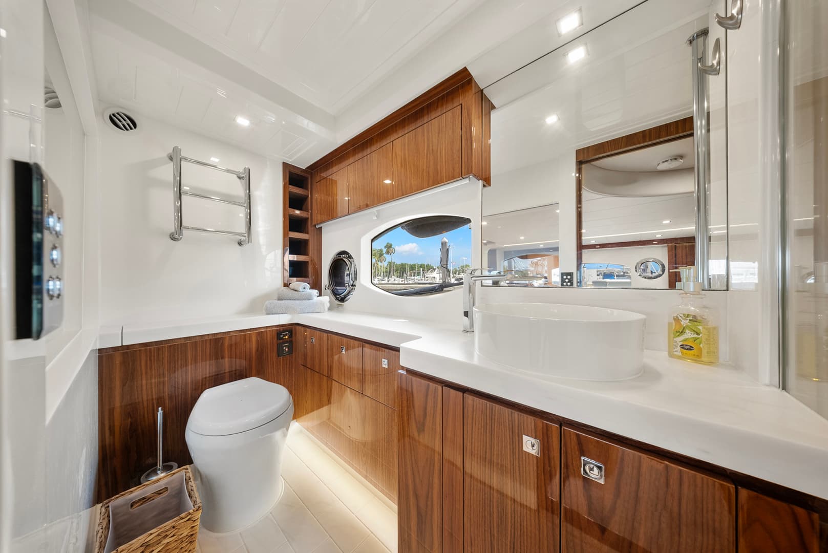 2024 Riviera 6000 SPORT YACHT - Image 91