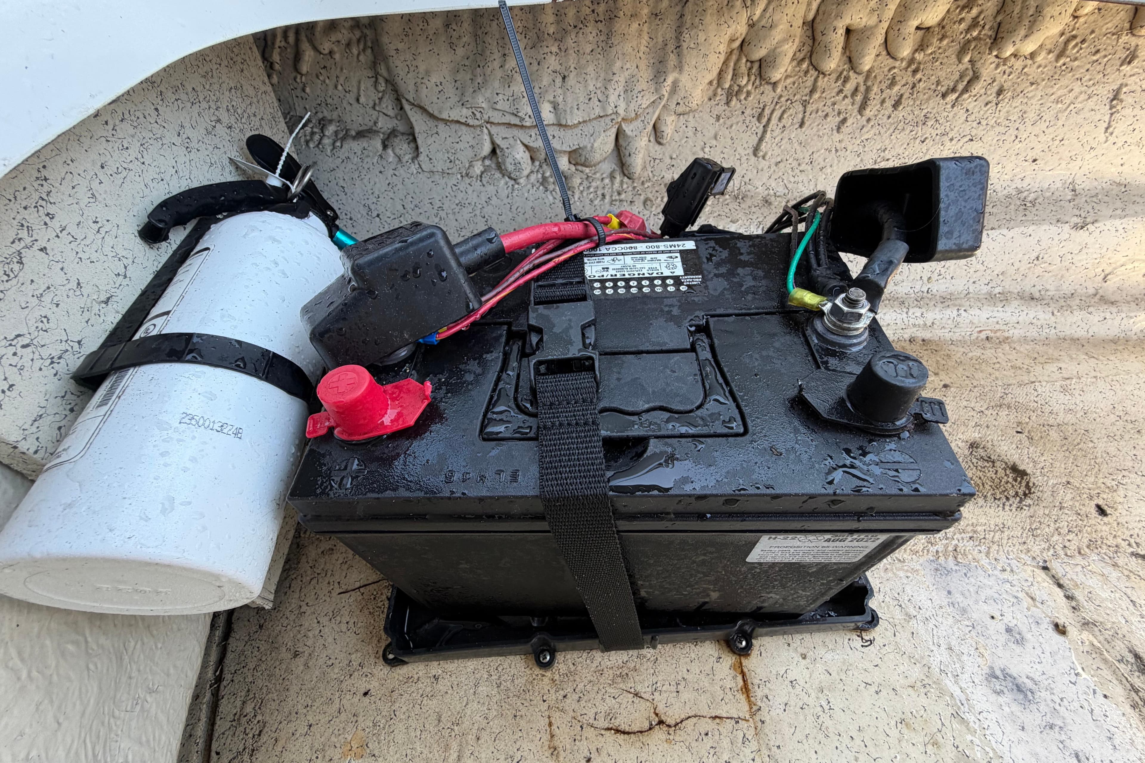Battery setup in a 2022 Hurricane SunDeck Sport 185 OB boat, featuring secure wiring and components.