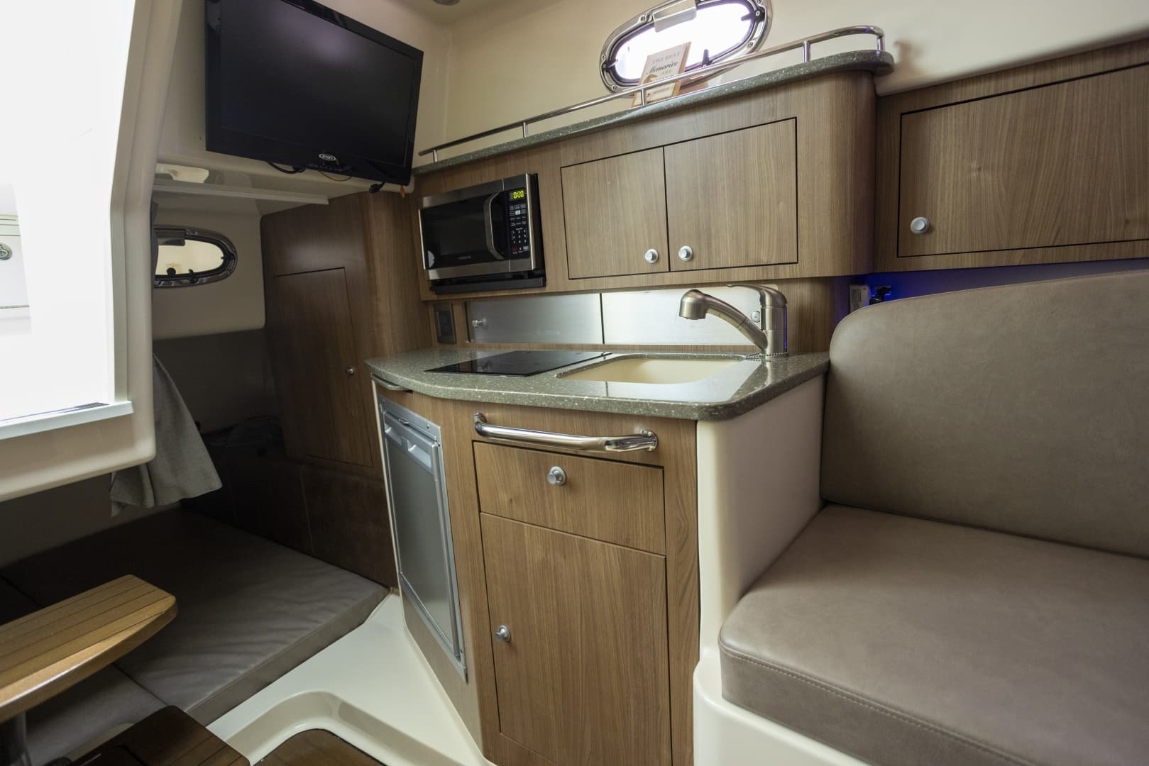 2014 Boston Whaler 315 Conquest - Image 22