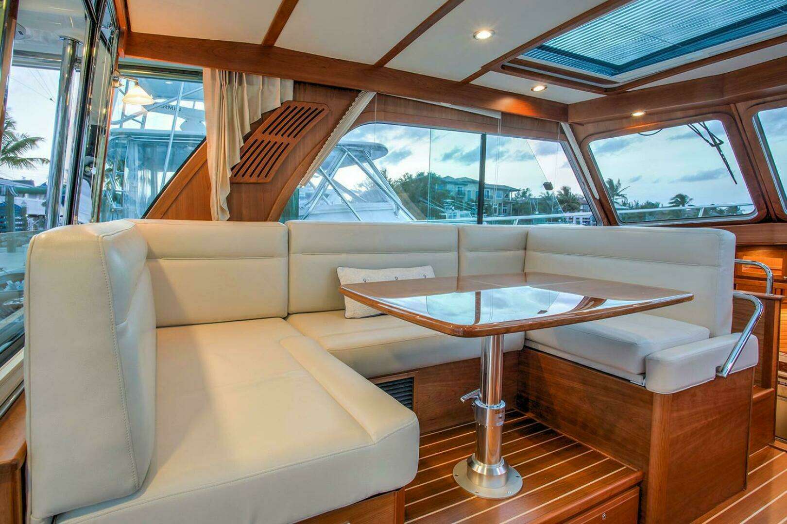 2026 Sabre 38 Salon Express - Image 7