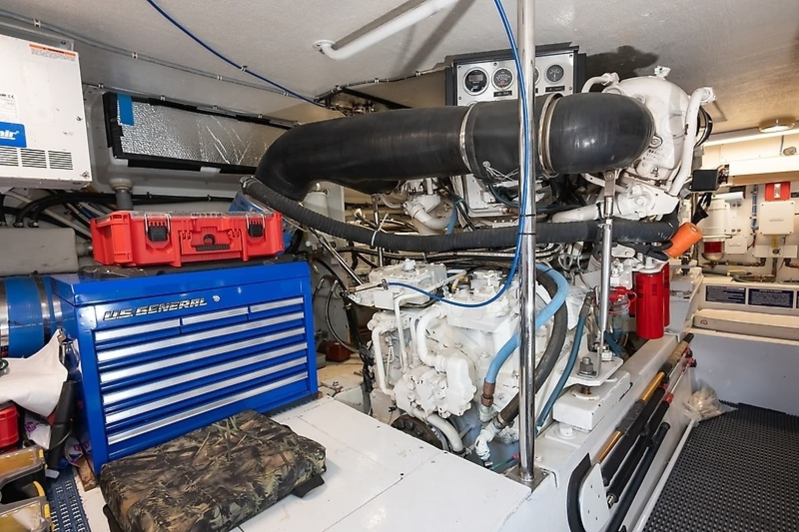 2001 Hatteras 60 Convertible - Image 41