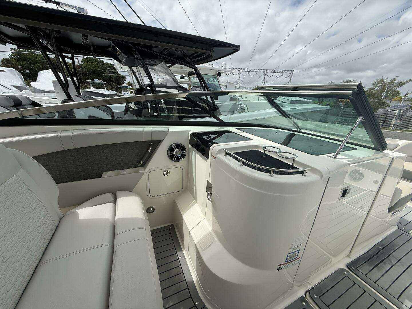 2020 Sea Ray 350 SLX Outboard - Image 7