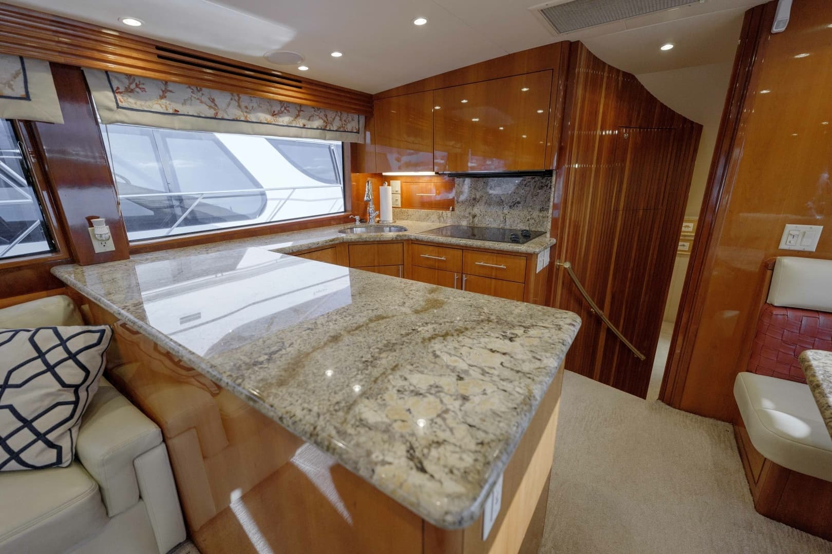 2002 Hatteras 60 Convertible - Image 6