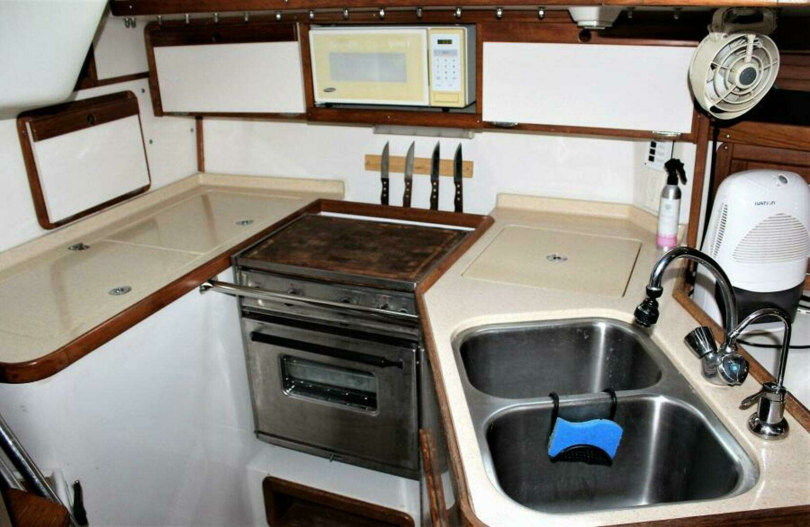 1996 Catalina 320 - Image 19
