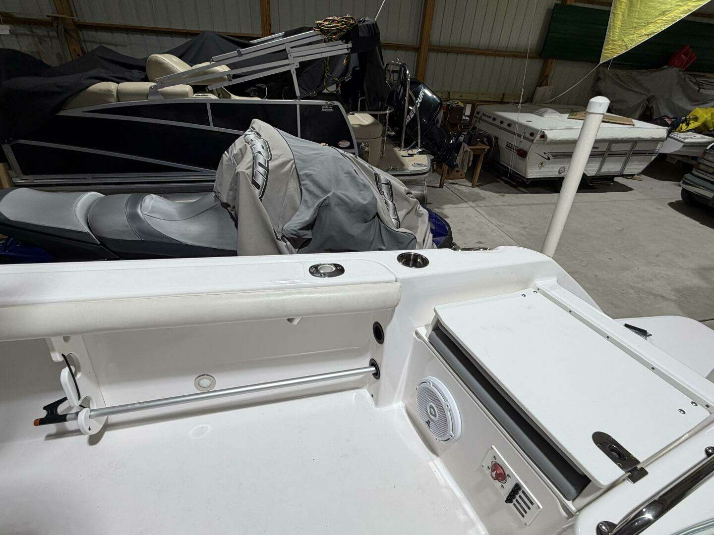 2016 Everglades 230 Center Console - Image 18