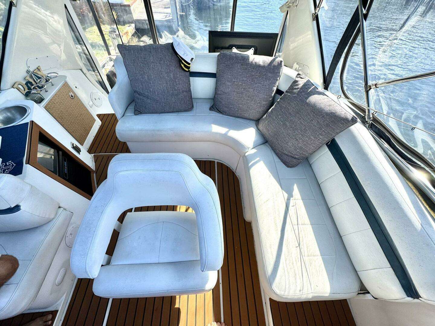 2001 Carver 40 Flybridge - Image 6