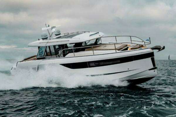 2025 Wellcraft 44 Explorer - Image 1