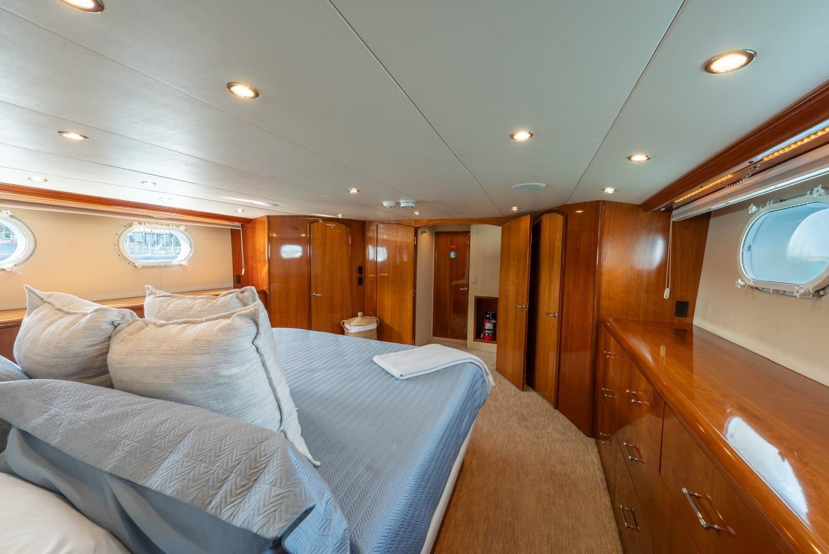 2004 Hatteras Sport Deck - Image 13