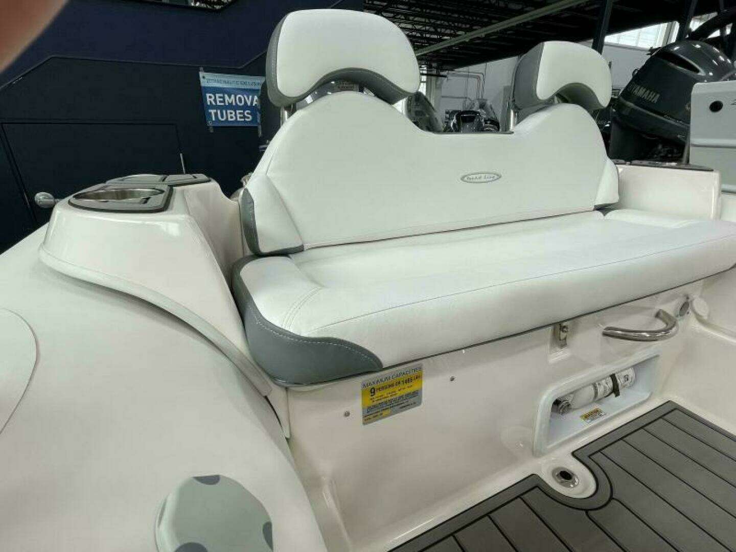 2023 Zodiac Yachtline 490 Deluxe NEO - Image 10