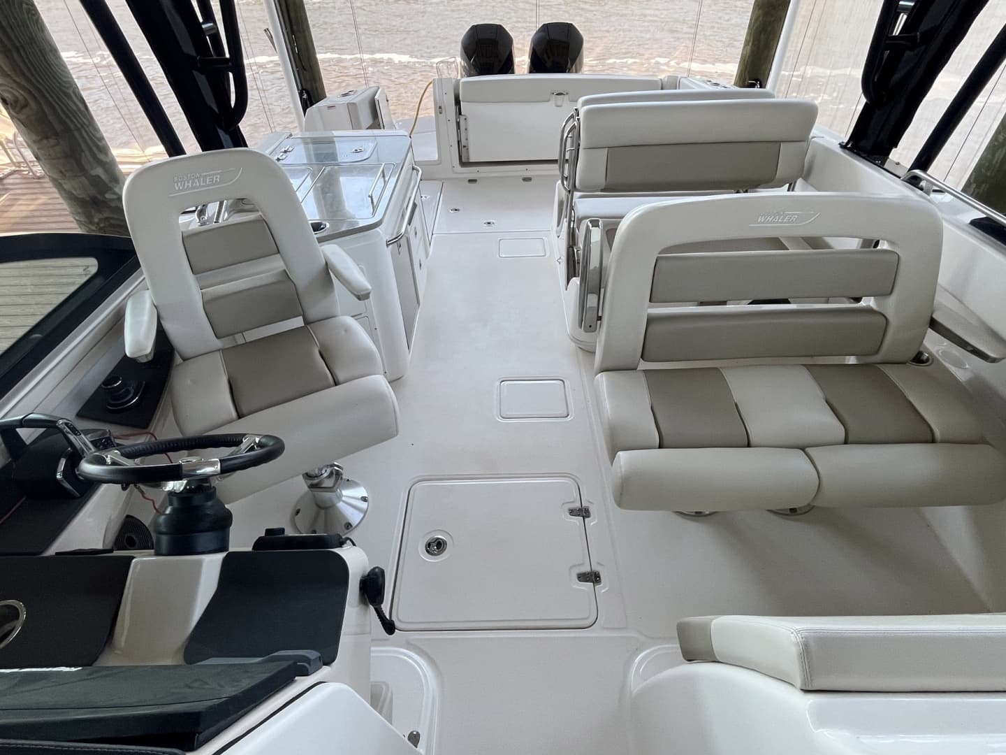 2022 Boston Whaler 320 Vantage - Image 8