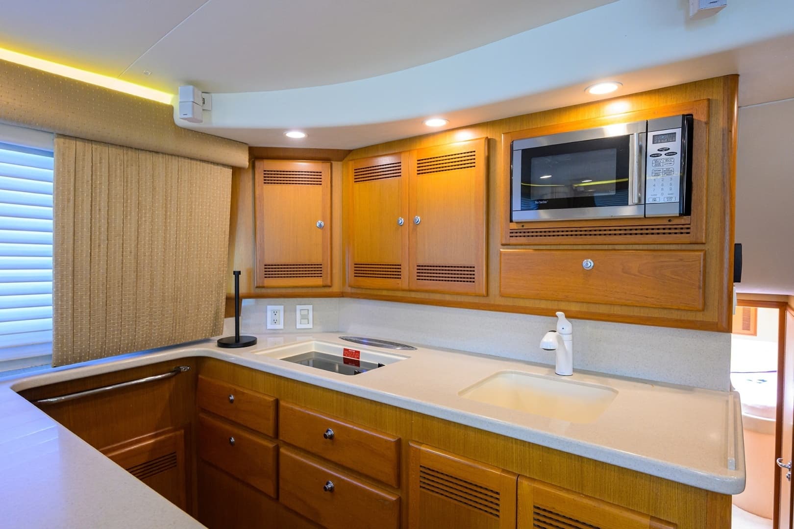 2003 Cabo 48 Flybridge - Image 8
