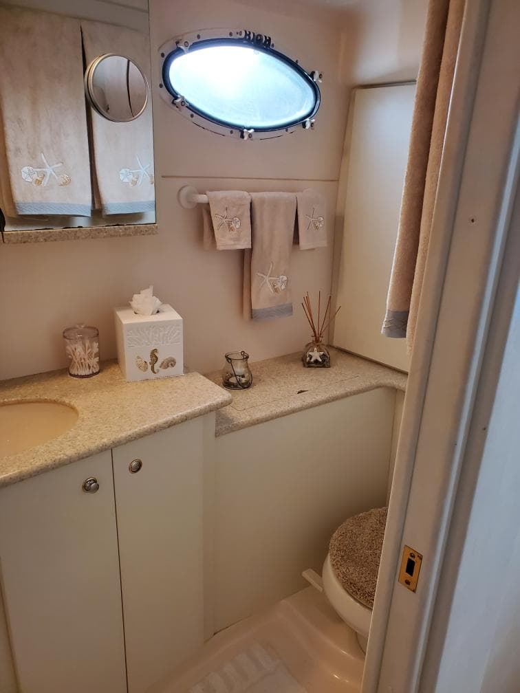 2000 Silverton 422 Motor Yacht bathroom with elegant decor.