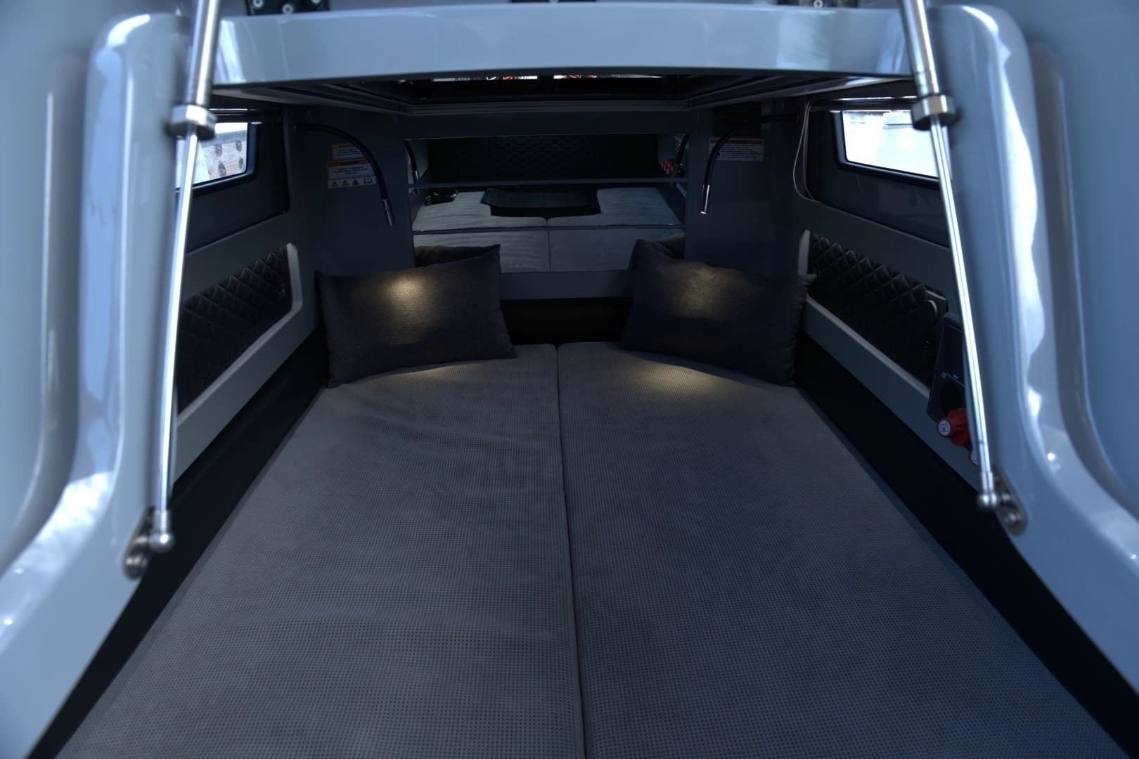 2023 Axopar 31 Brabus Shadow 500 - Image 4