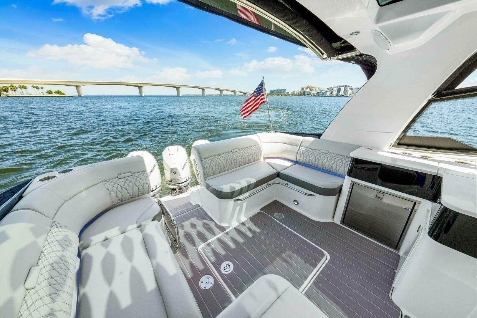 2022 Sea Ray 370 Sundancer - Image 10