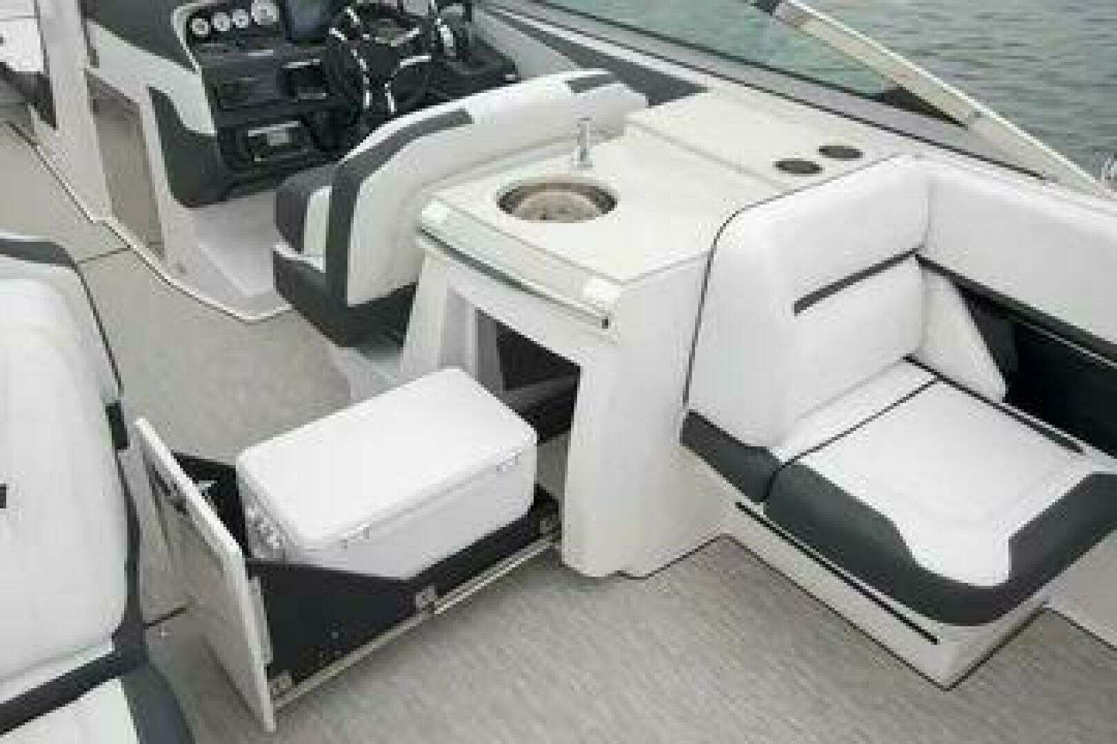 2016 Regal 3200 Bowrider - Image 9