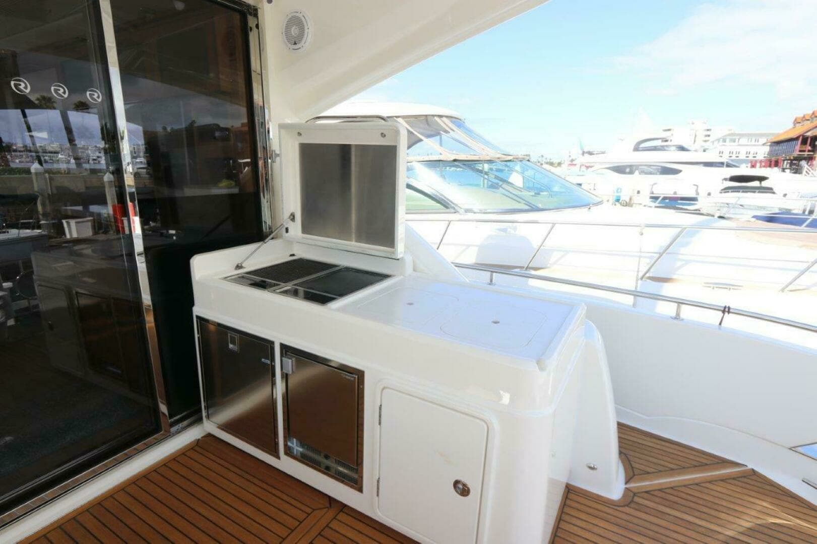 2020 Riviera 6000 Sport Yacht - Image 16