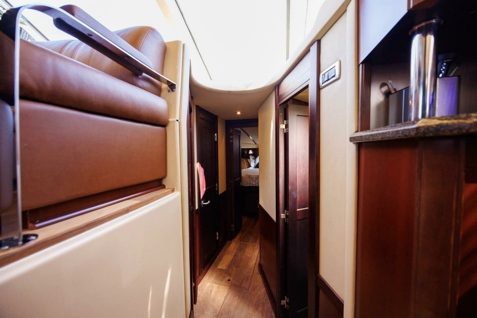 2006 Sea Ray 52 Sedan Bridge - Image 12
