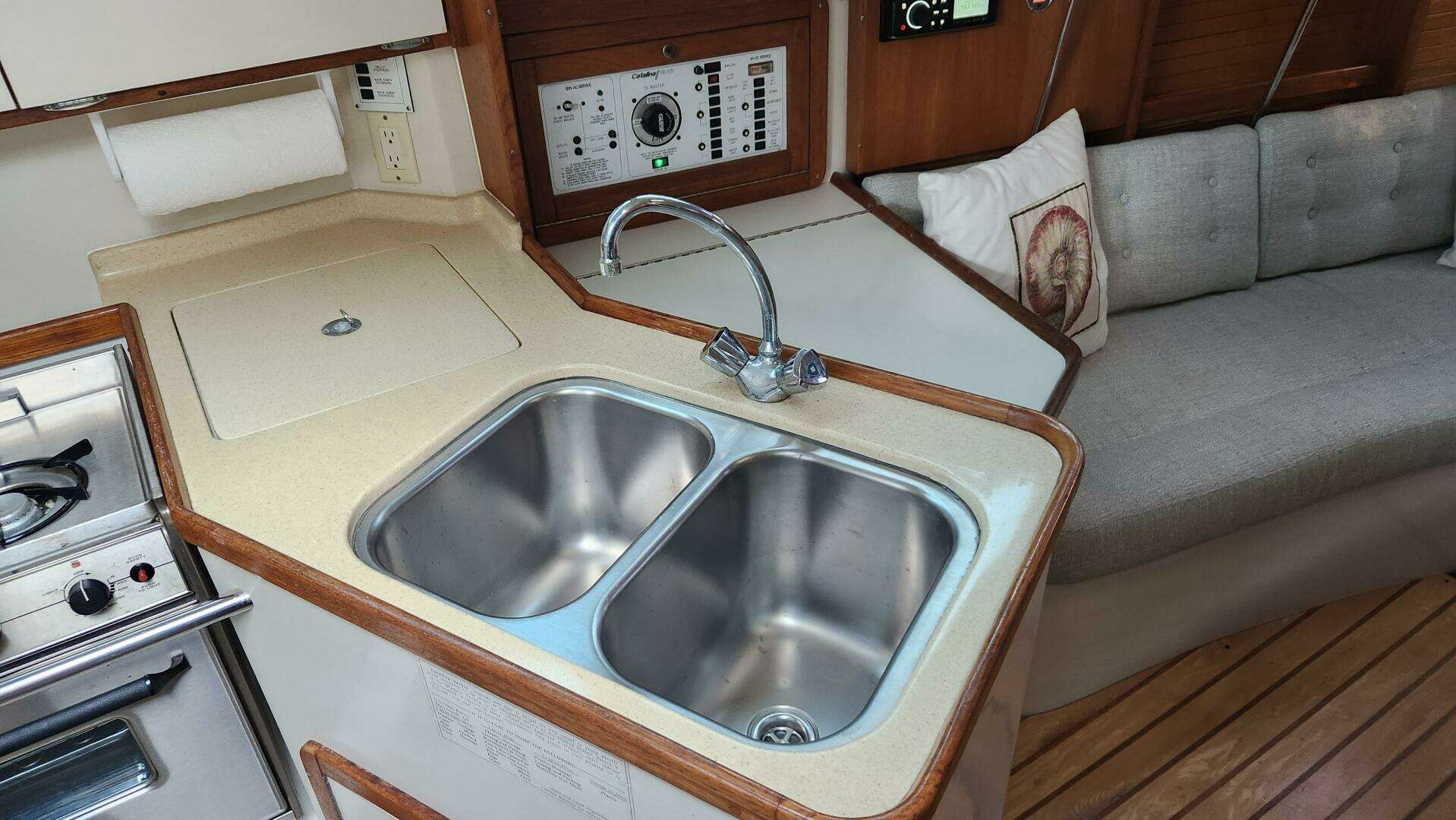 1995 Catalina 320 - Image 23
