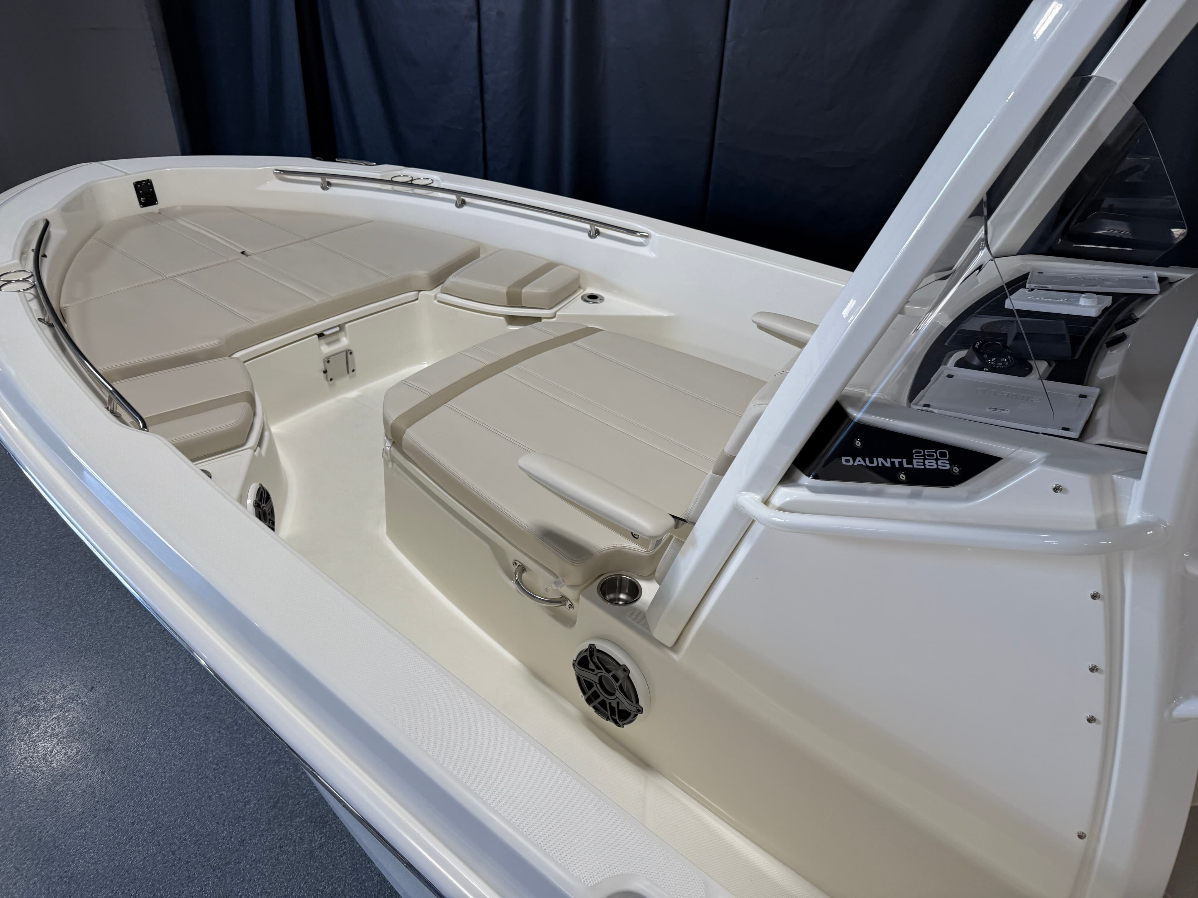 2026 Boston Whaler 250 Dauntless - 7