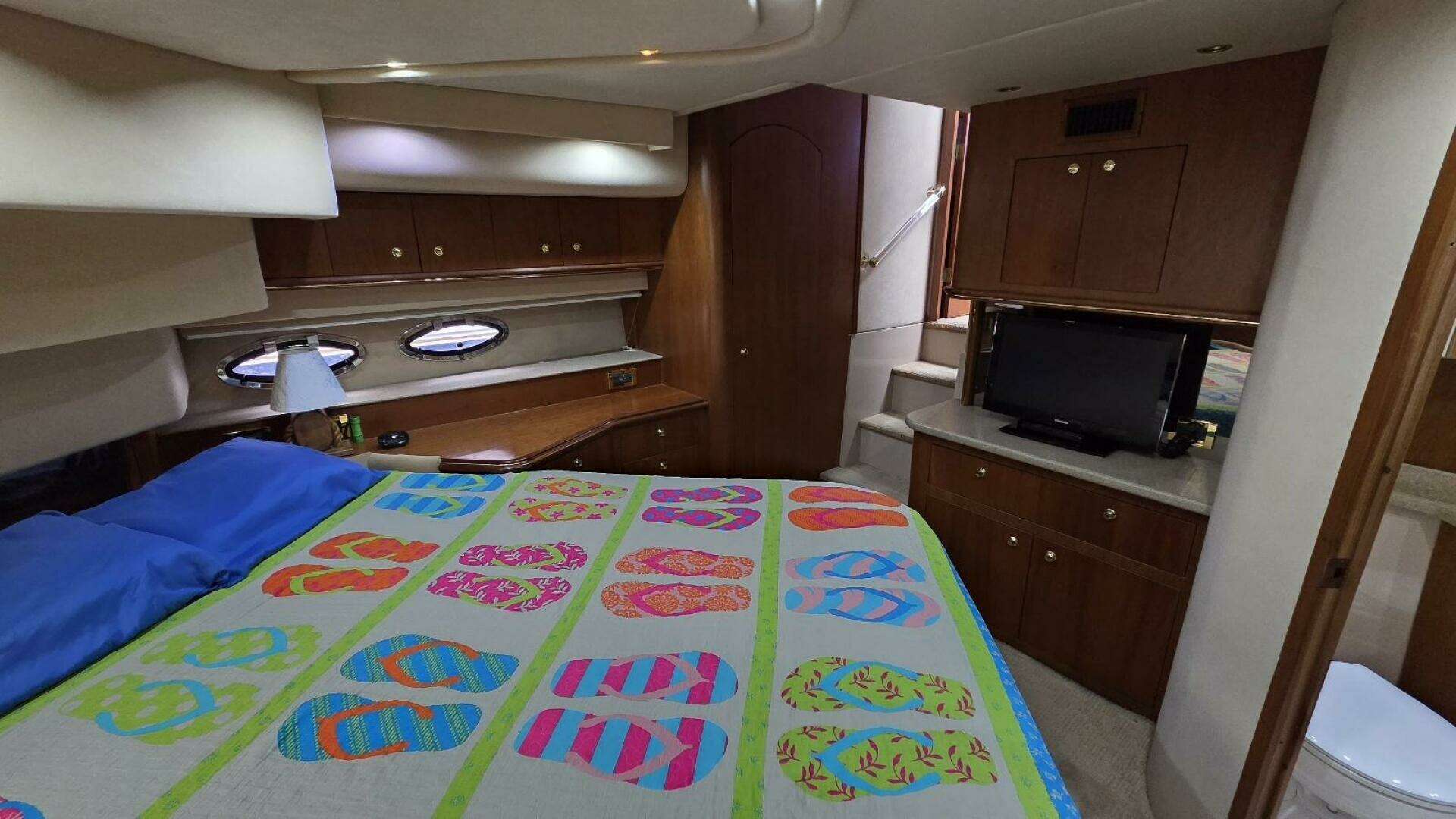 2000 Cruisers Yachts 4450 Express Motor Yacht - Image 57