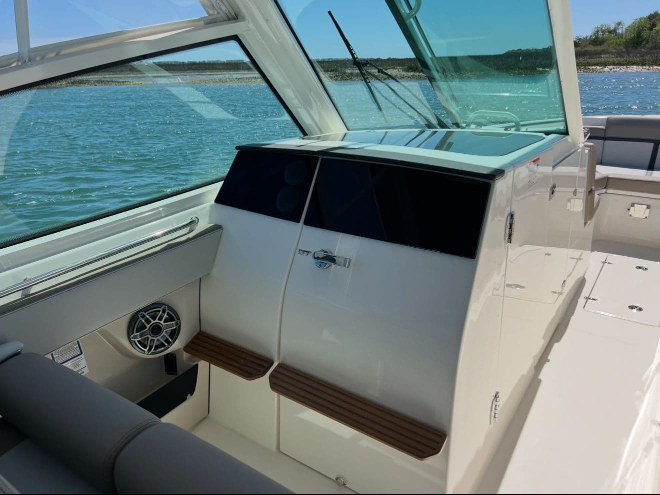 2026 Boston Whaler 330 Vantage - 18