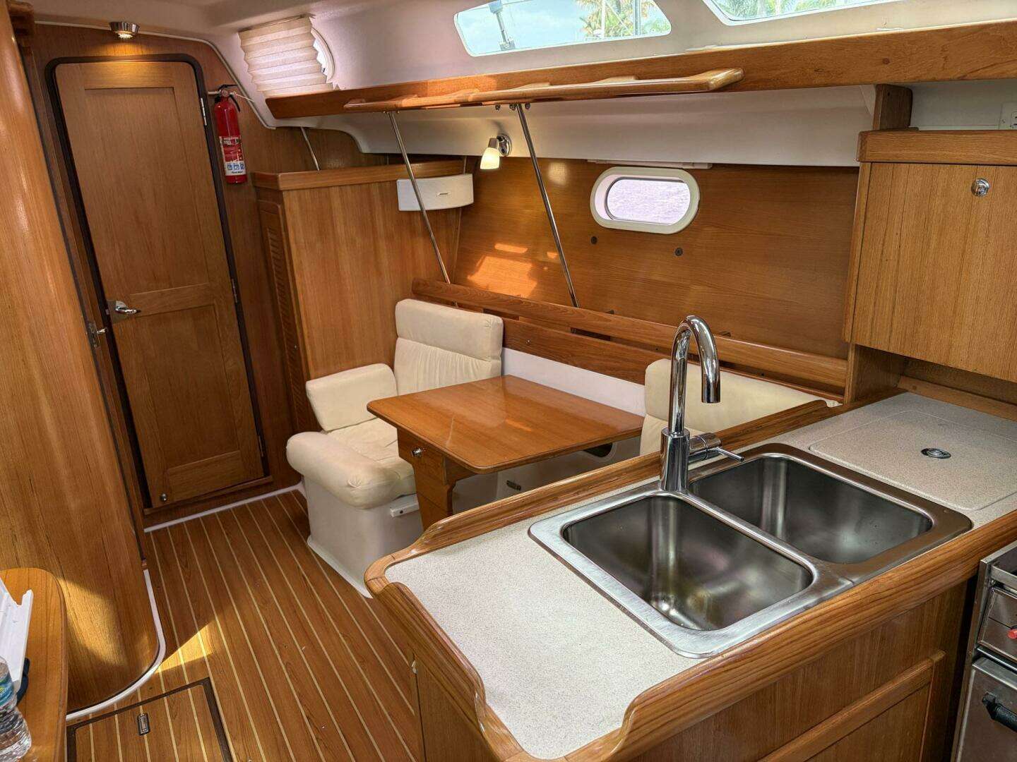 2004 Catalina 350 - Image 19