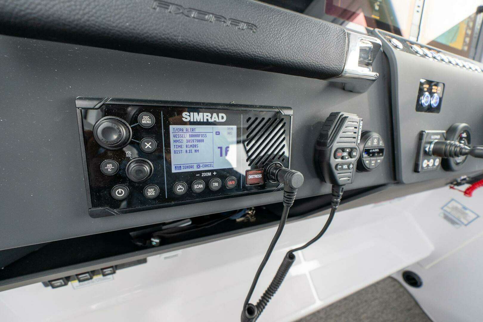 2026 Axopar Cross Cabin - Image 25