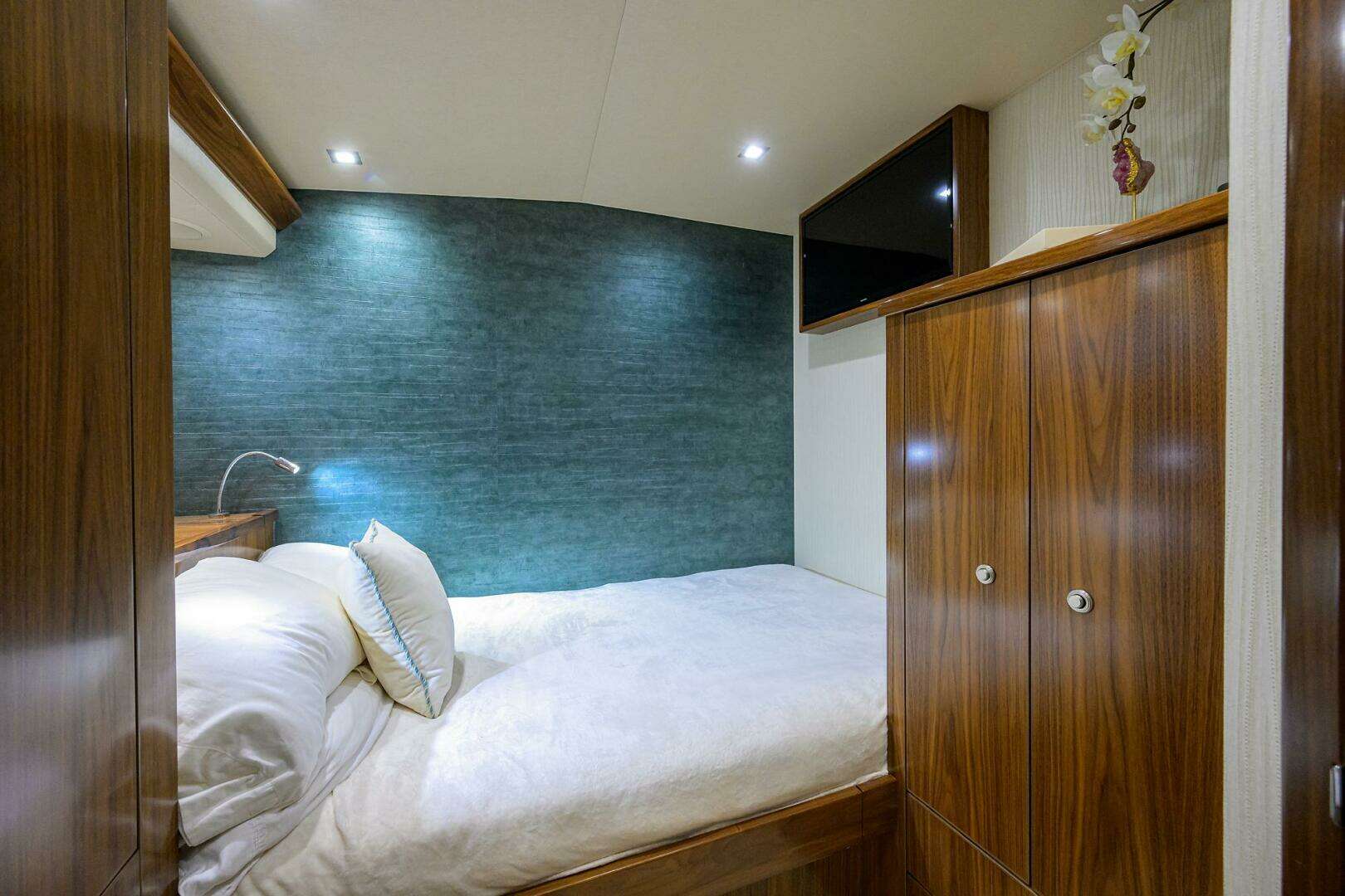 2020 Viking 92 Enclosed Bridge - Image 24