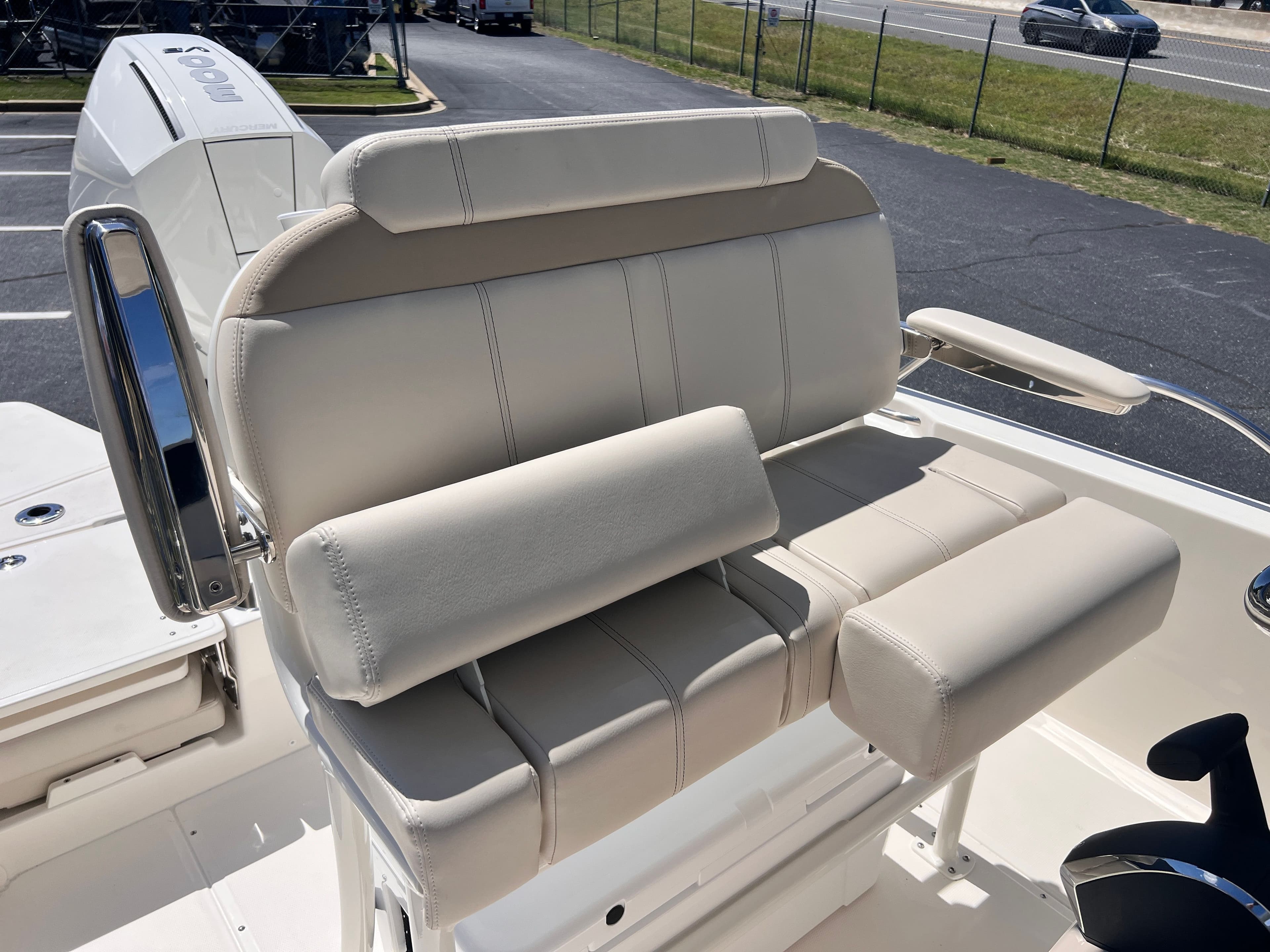 2026 Boston Whaler 250 Dauntless - 8