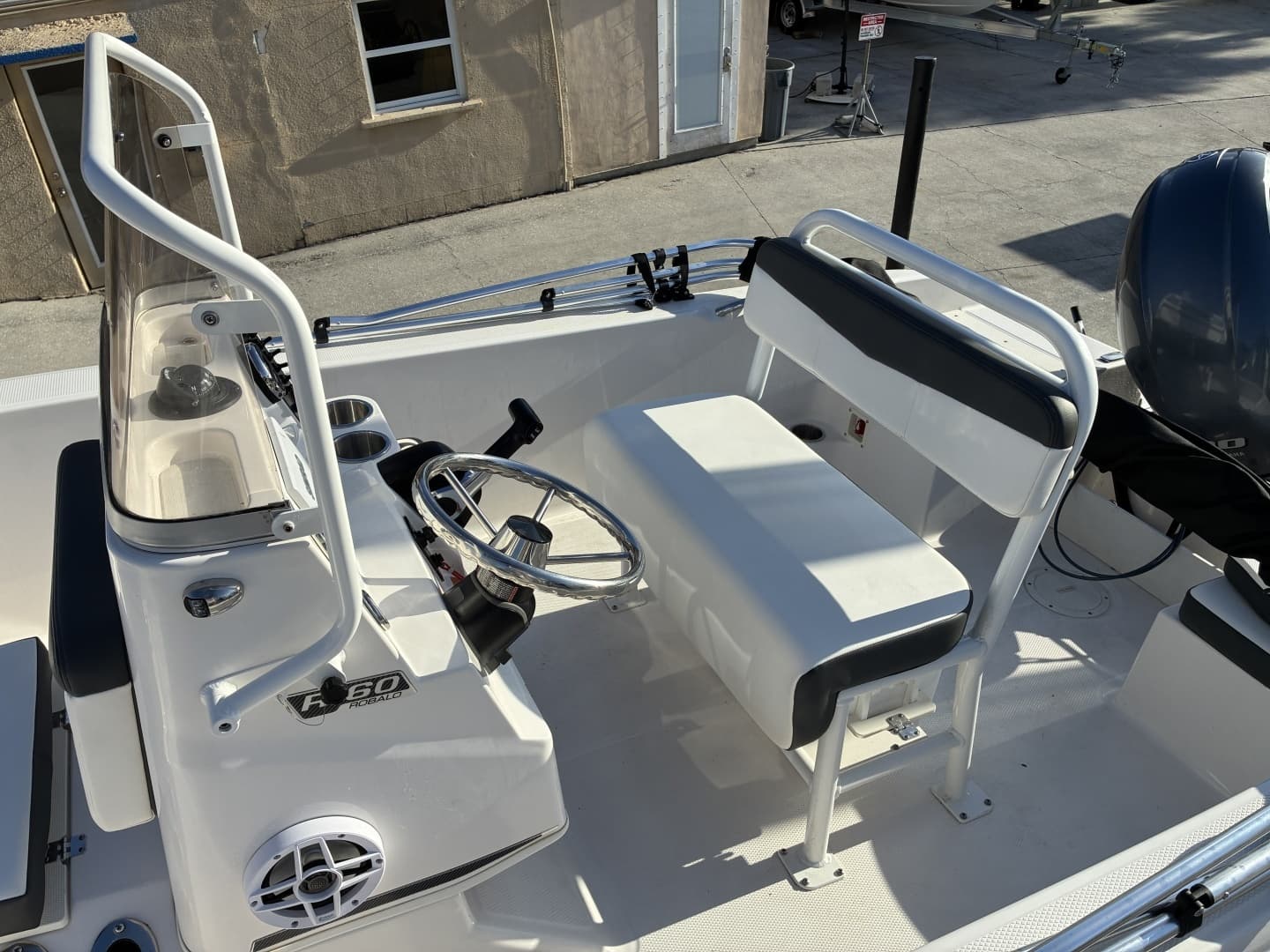 2025 Robalo R160 Center Console - Image 8