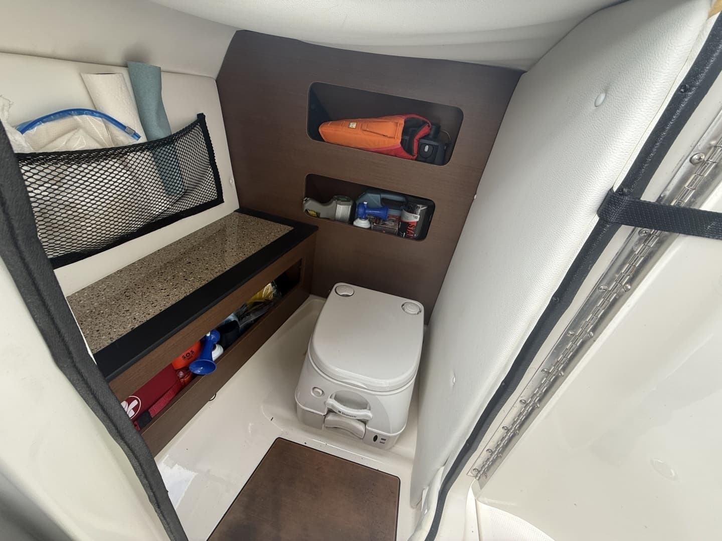 2015 Sea Ray 240 Sundeck - Image 10