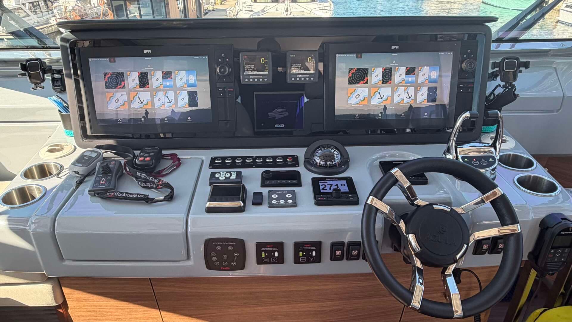 2025 Aquila 54 ENCLOSED BRIDGE - Image 70