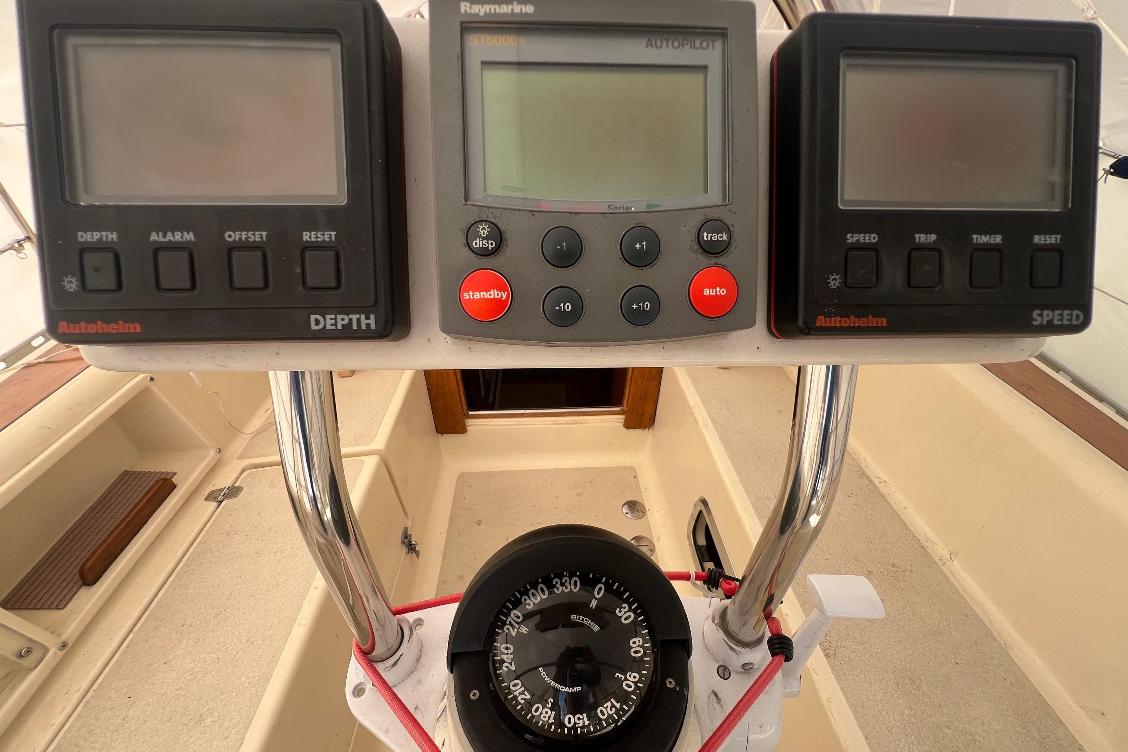 Caliber 35 LRC 1996 yacht dashboard with depth, speed, and autopilot instruments.