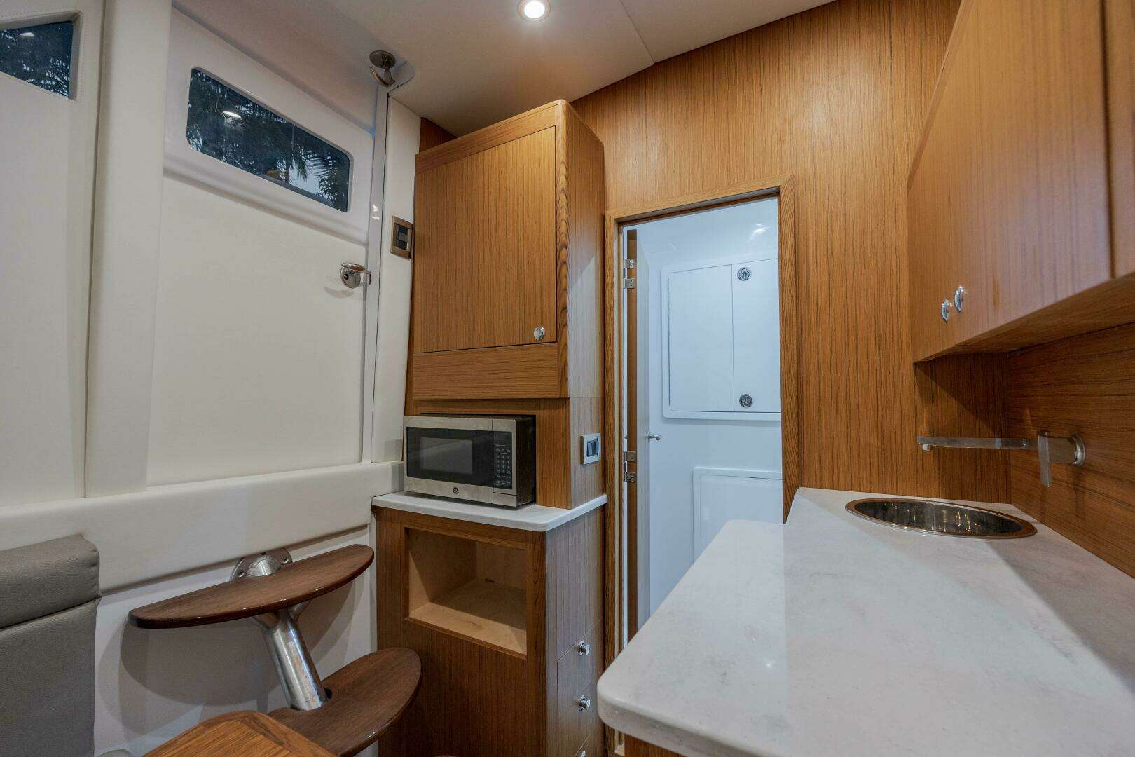 2026 Front Runner 47 Center Console - Image 23
