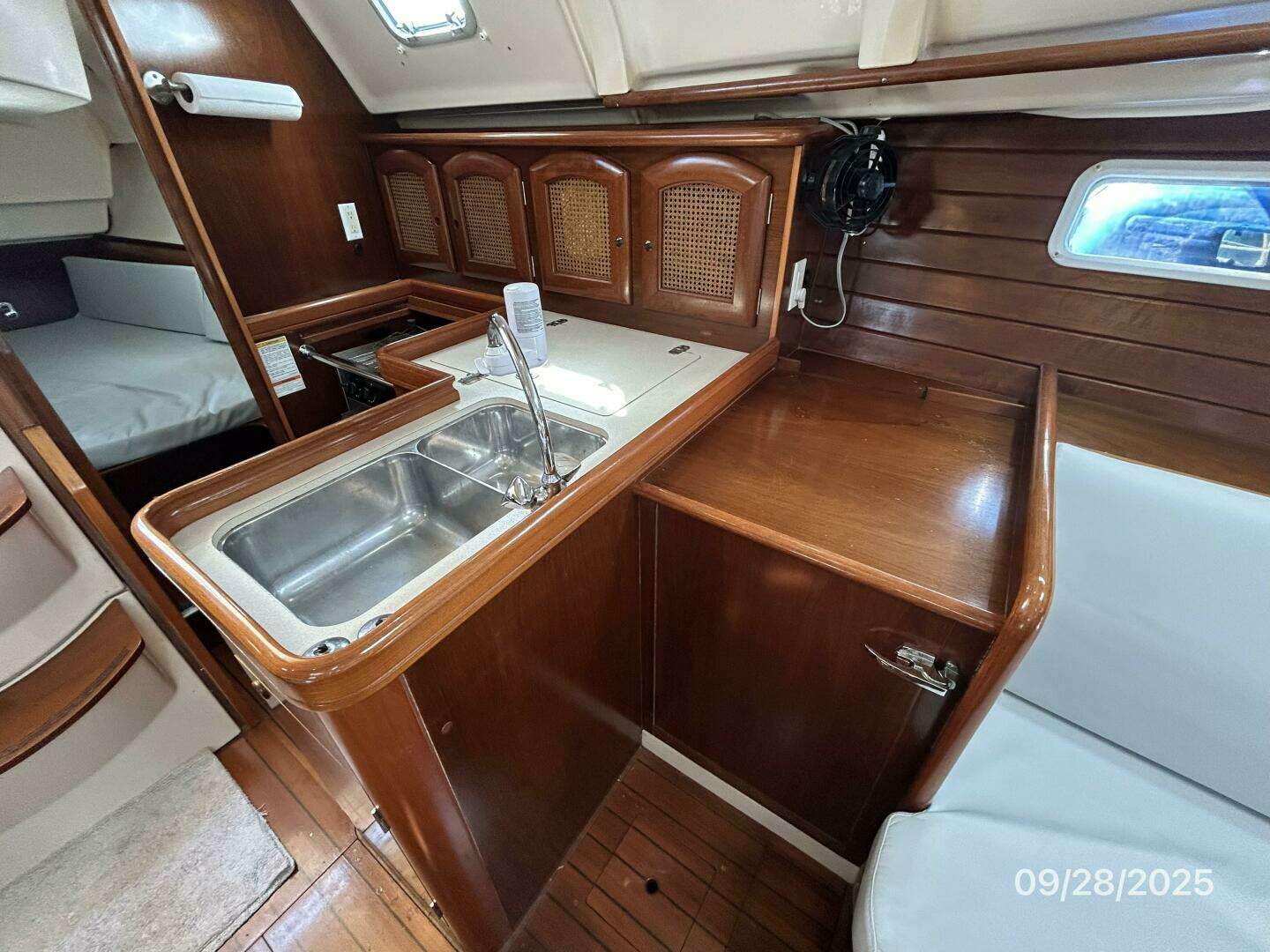 1998 Beneteau Oceanis 381 - Image 44