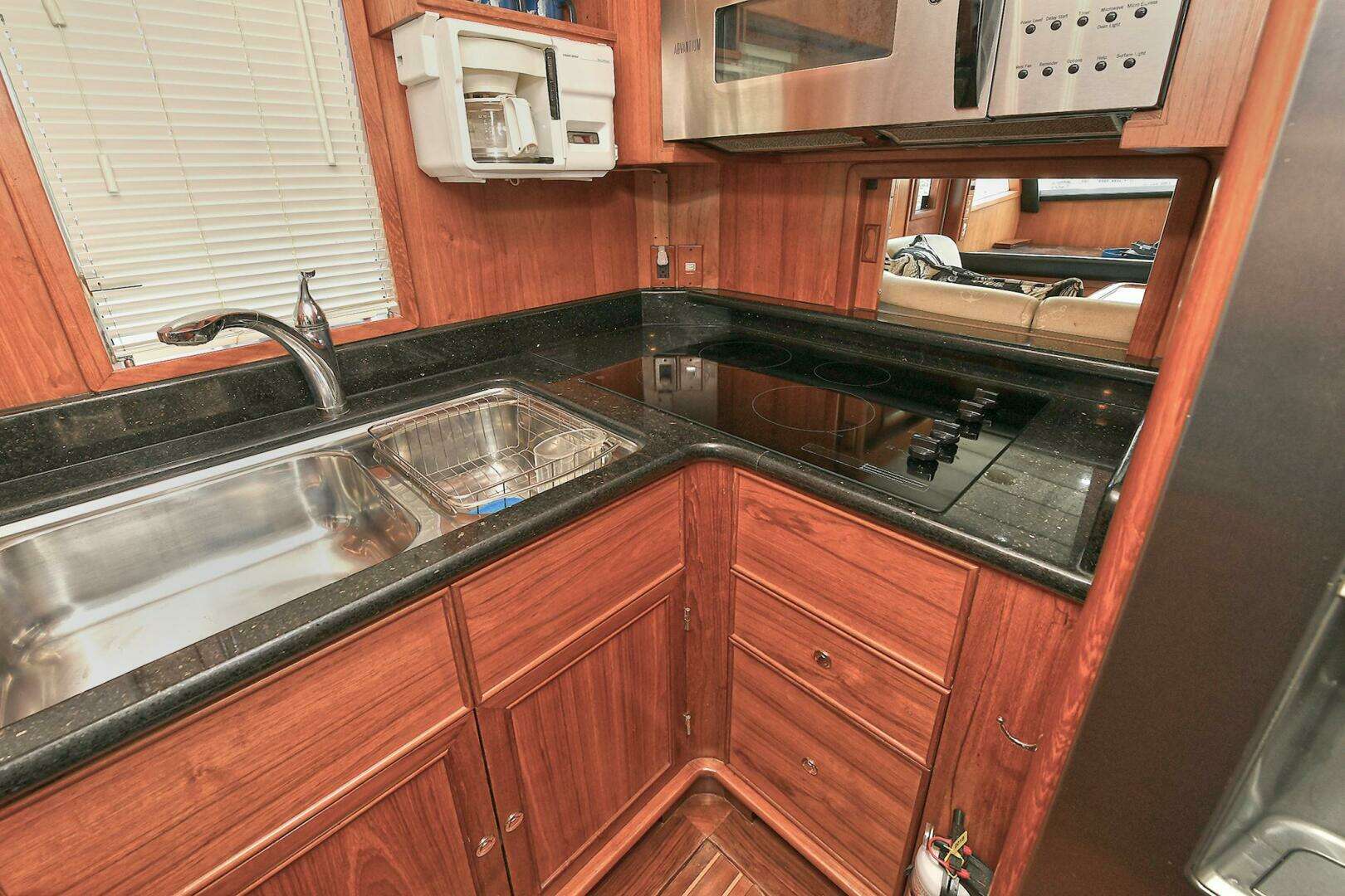 2002 Grand Alaskan Flushdeck - Image 23