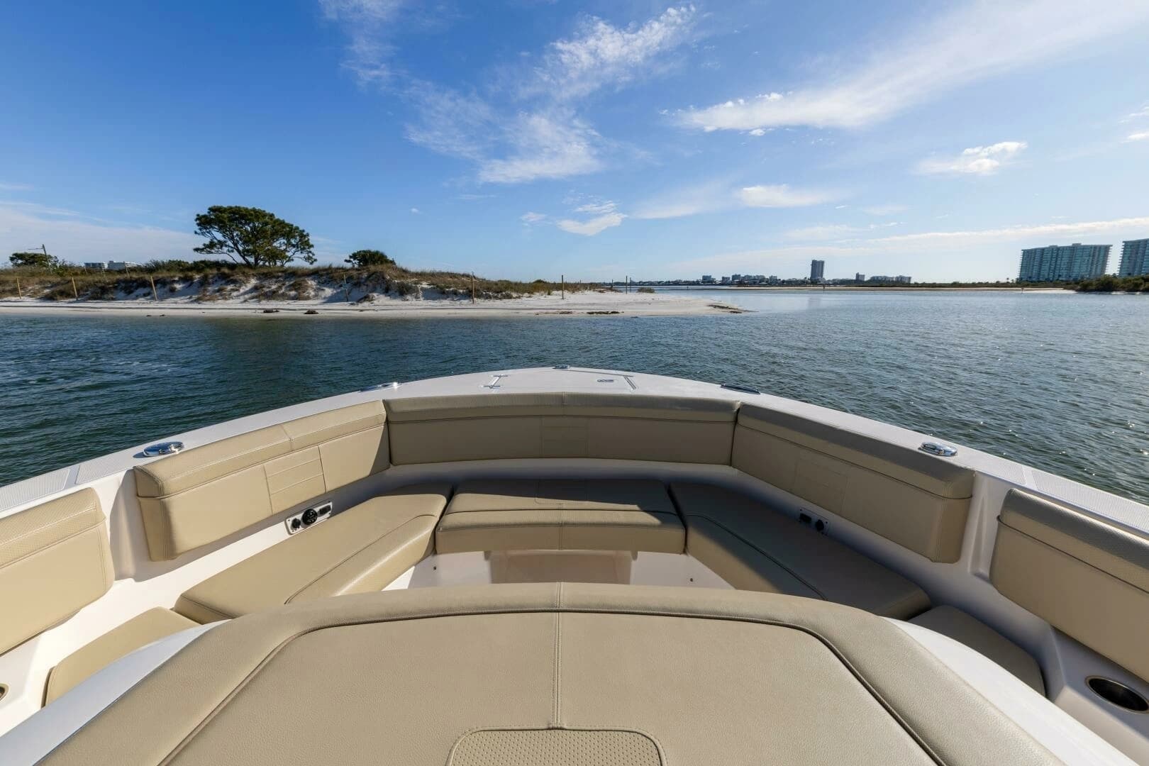 2019 Pursuit S 368 - Image 17