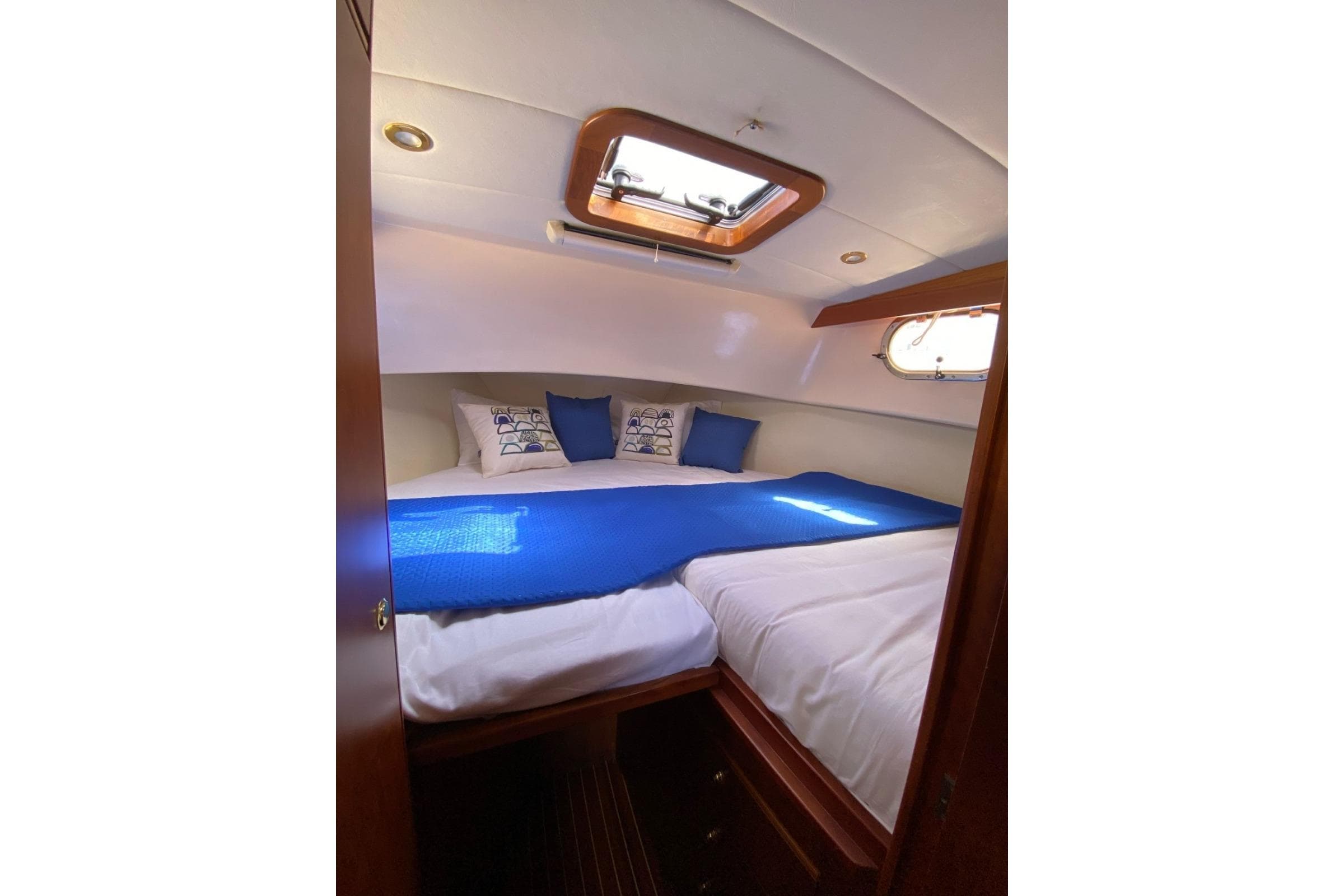 Cozy cabin interior of 2001 Apreamare Smeraldo 9 yacht with blue accents.