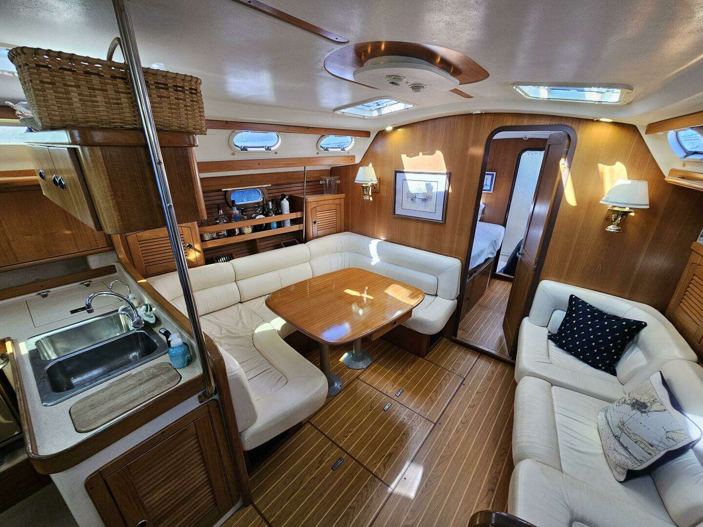 2001 Catalina 470 - Image 16