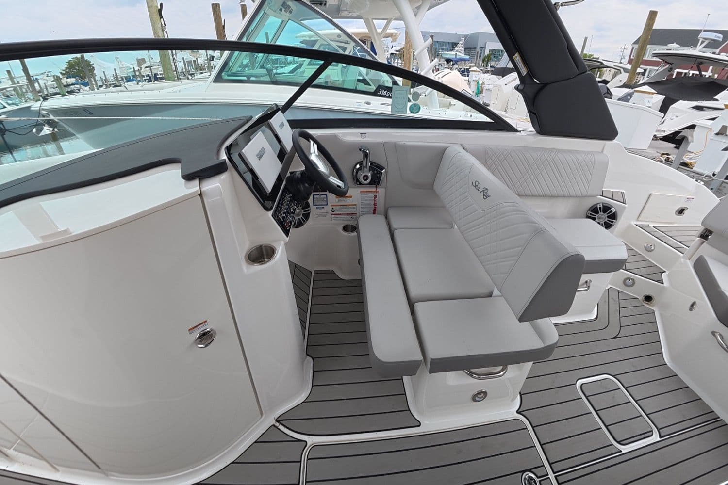 2026 Sea Ray SDX 270 Outboard - 15