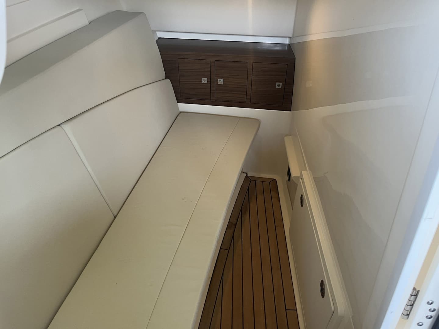 2022 Boston Whaler 320 Vantage - Image 10