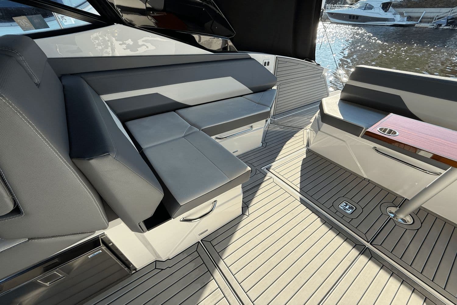 2020 Cruisers Yachts 38 GLS - 13