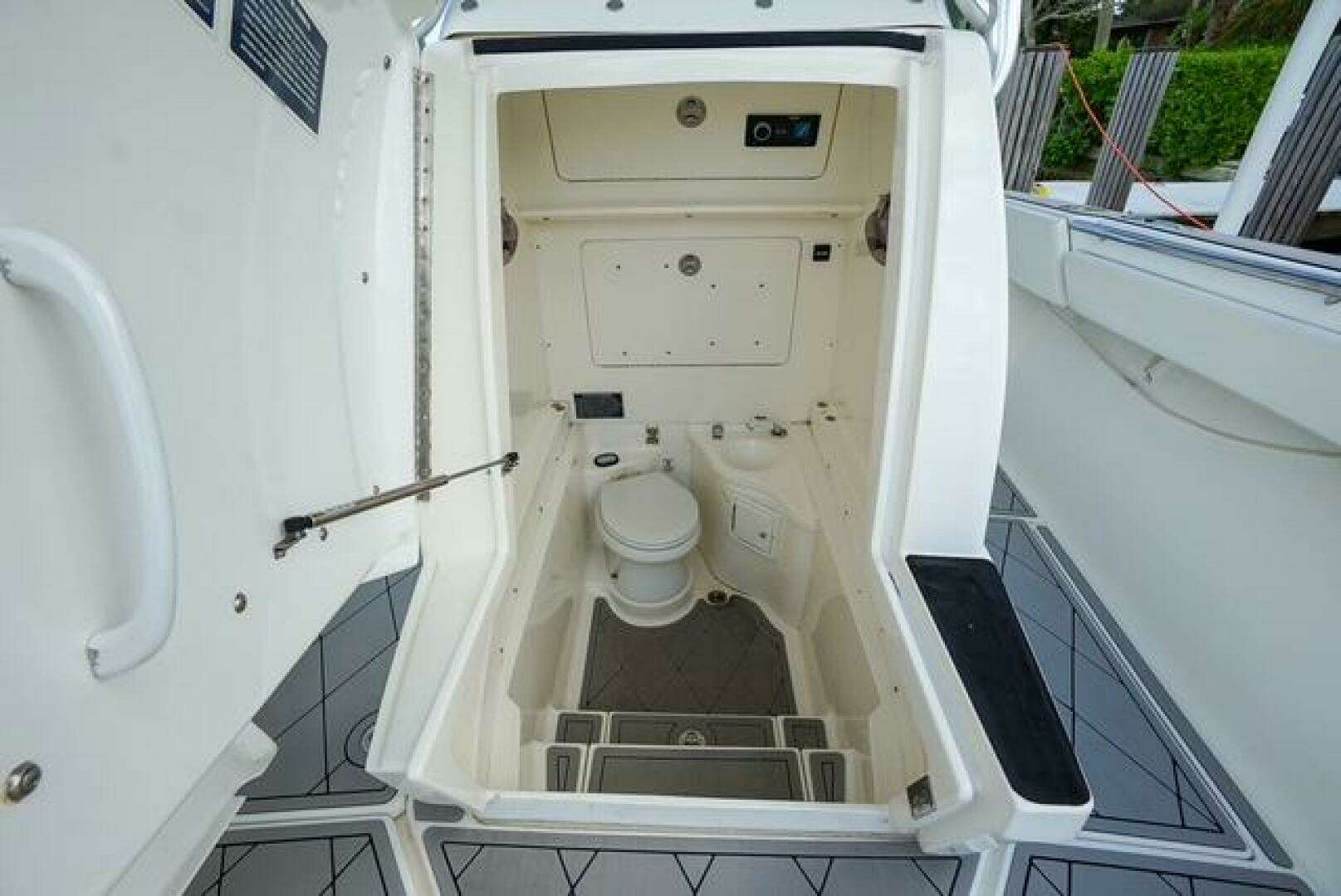 2007 Spectre 37 Center Console - Image 14