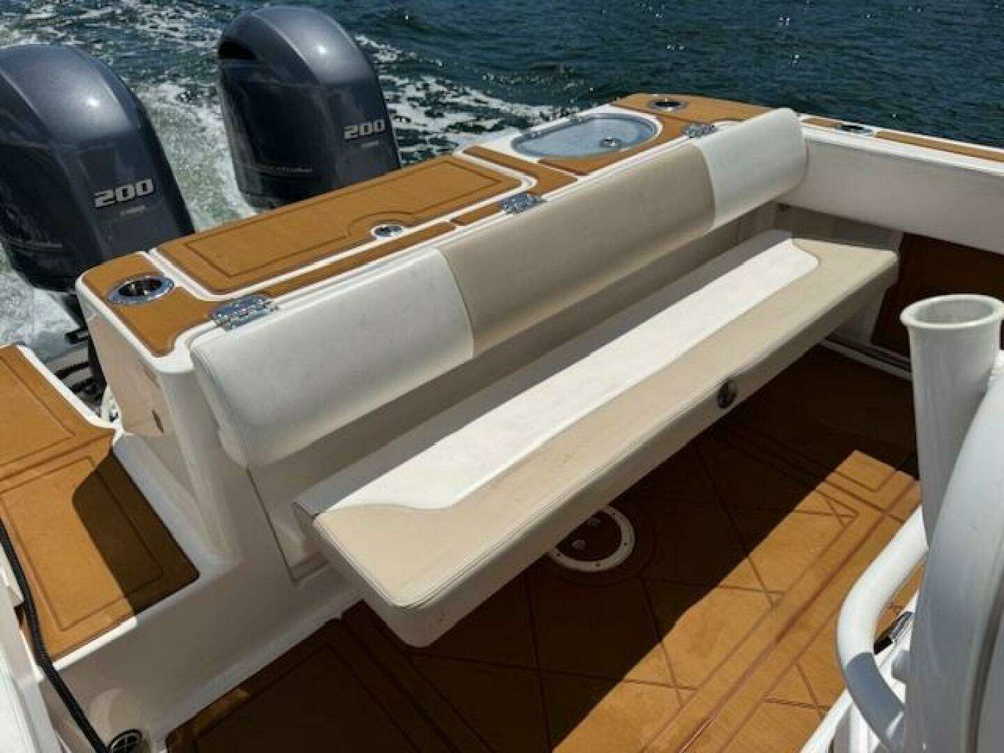 2021 Robalo R242 Center Console - Image 10