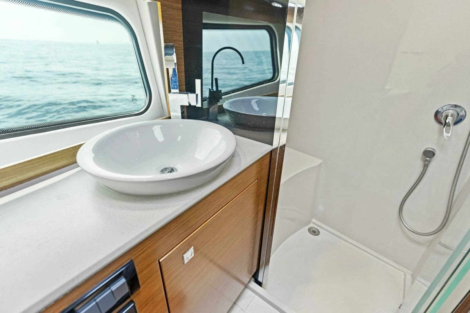 2015 Cruisers Yachts 390 Express Coupe - Image 36