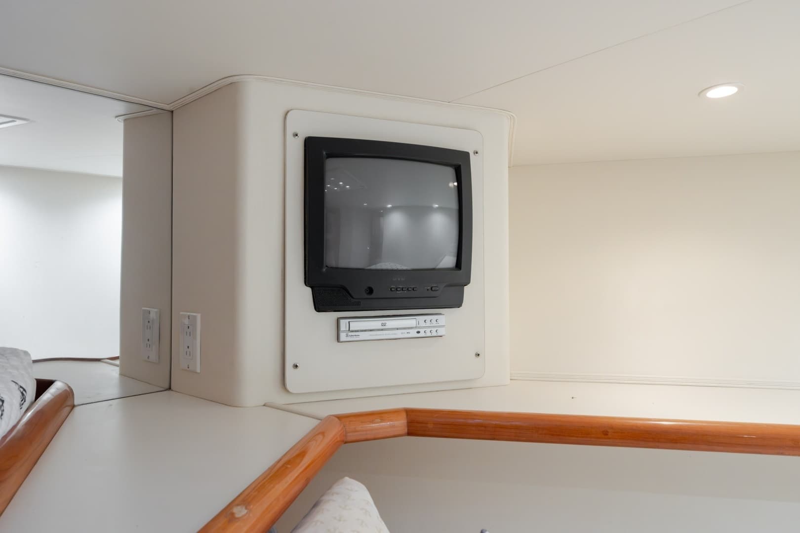 2000 Viking 55 Convertible - Image 45