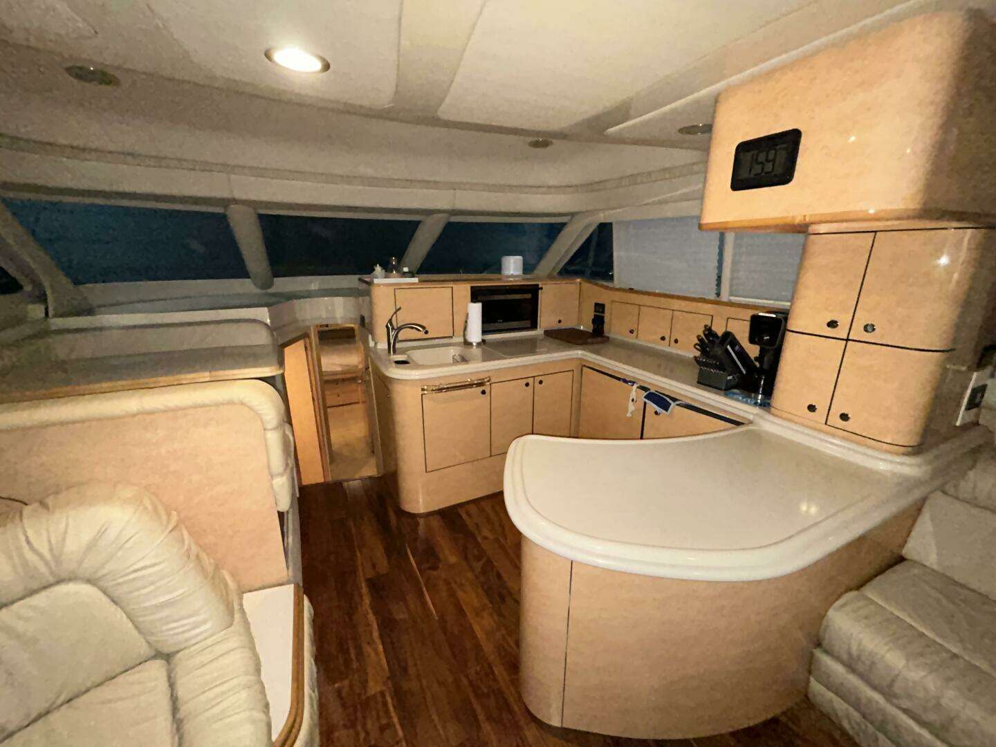 1999 Sea Ray 560 Sedan Bridge - Image 9