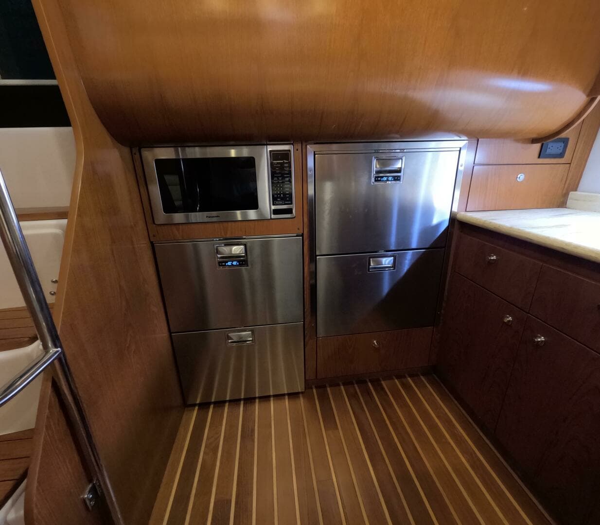 2004 Tiara Sport 5200 Sovran Salon - Image 10