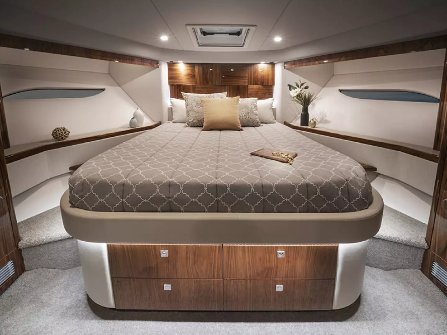 2026 Riviera 6000 Sport Yacht Platinum Edition - Image 10