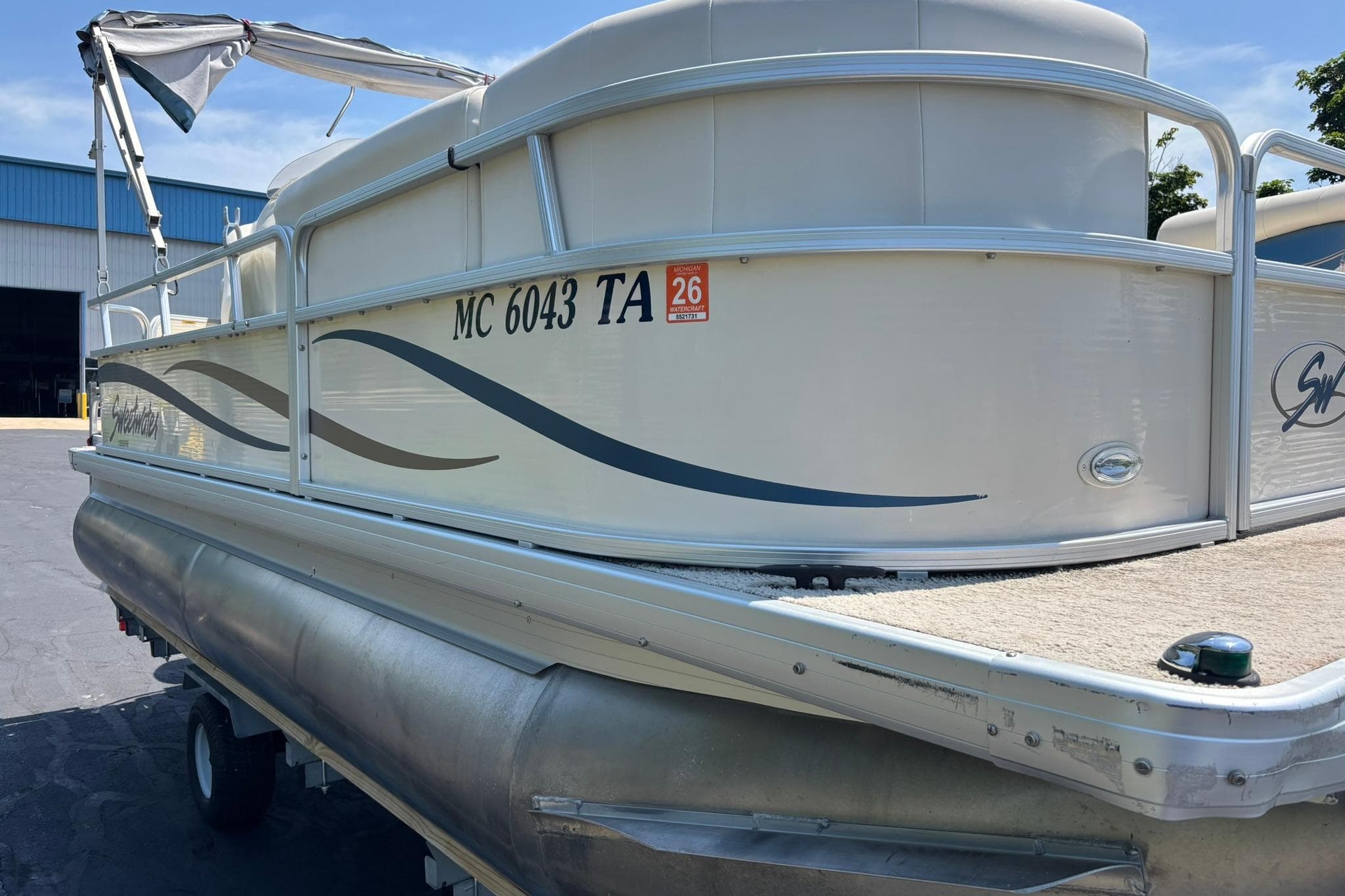 Sweetwater SW 1986 RE-3 Gate pontoon boat, 2007 model, parked outdoors.